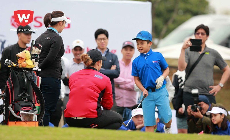 Phần được mong chờ nhất của buổi tập huấn đó chính là các golfer nhỏ tuổi được thực hiện các động tác đánh bóng dưới sự chỉ dãn trực tiếp của hai tay golf nữ hàng đầu Thế giới.