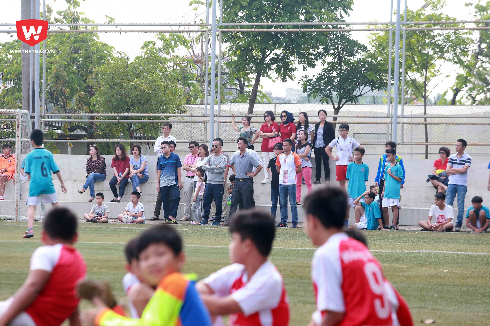 Trong sân là vây, bên ngoài sân hàng trăm khán giả đã không ngai trời nắng để cổ vũ cho các cầu thủ con cưng đang thi đấu...