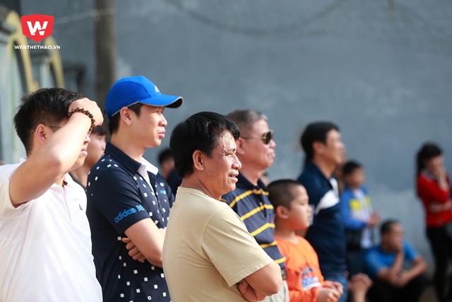 Khán giả có mặt trên sân đều suýt xoa, trầm trồ trước những pha xử lý bóng của các cựu cầu thủ công an Hà Nội.