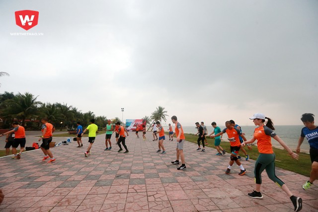 ...nhưng từ hơn 5h sáng, ''trại tập trung'' Halong Training Camp đã bắt hơn 30 ''tù nhân'' phải có mặt khởi động làm nóng cơ thể.