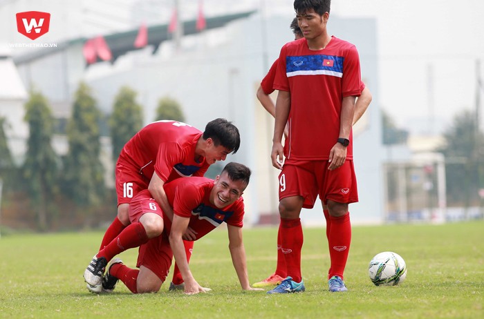 Sau đó, đến Bùi Tiến Dụng cũng ''rụng'' luôn trong trò chơi oái oăm này đến mức Thanh Hậu phải ''lôi'' anh ra khỏi vị trí đặt bóng để cho các cầu thủ khác tiếp tục thể hiện.