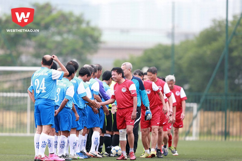 Trước khi bước vào trận đấu thứ nhất giữa hai đội Hồng Hà và Cửu Long, thành viên hai đọi đã giành cho nhau rất nhiều cái bắt tay cùng với nhiều lời chúc may mắn.