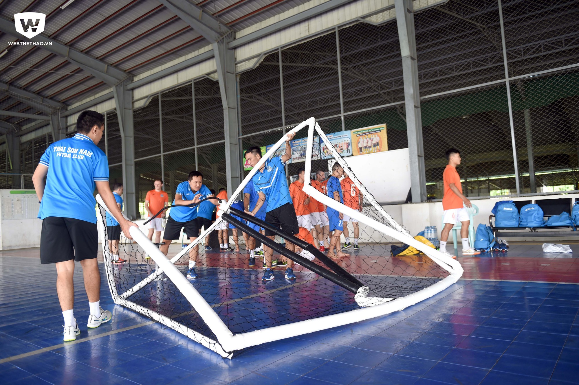 Tại giải đấu lần này, CLB Futsal Thái Sơn Nam đã mang sang Myanmar một số thiết bị luyện tập tiêu chuẩn mà cụ thể là khung thành bơm hơi của đội