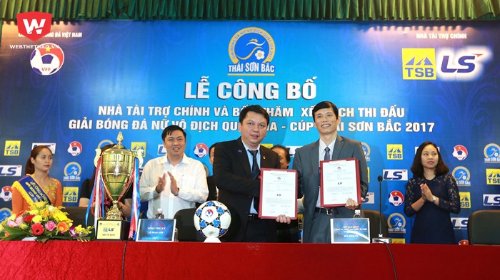 Lễ kí kết tài trợ cho giải bóng đá nữ Vô địch Quốc gia - Cúp Thái Sơn Bắc 2017.