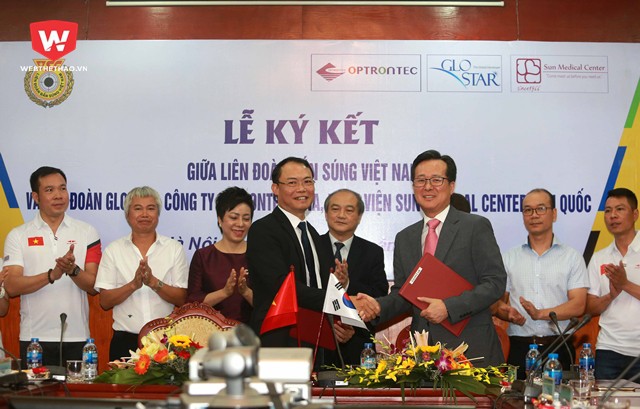Ông Đỗ Văn Bình (chủ tịch VFS) kí kết thỏa thuận tài trợ với tập đoàn Glostar.