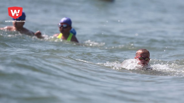 Vì địa điểm thi đấu có nhiều sóng lớn nên Ban tổ chức đã bố chí cho các triathlete nhí bơi song song với bờ để đảm bảo an toàn cho các bé.