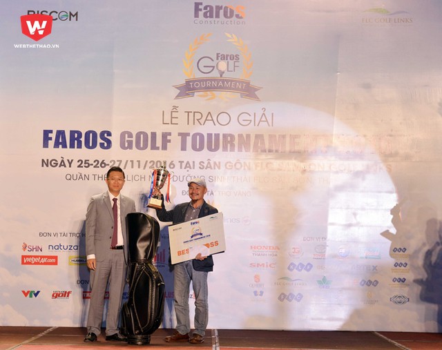 Gỏe Lê Tuấn Việt nhận cúp vô địch từ ban tổ chức trong đêm gala trao giải.