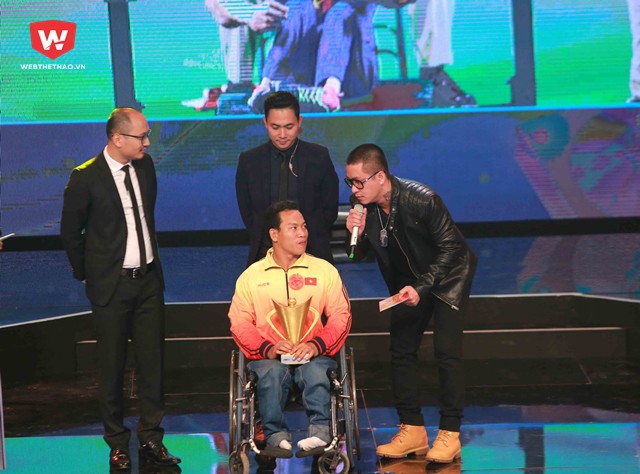VĐV Lê Văn Công được nhà báo Phan Đăng cùng ca sĩ Tuấn Hưng trao cúp khi giành chiến thắng trong hạng mục ''VĐV khuyết tật xuất sắc''.