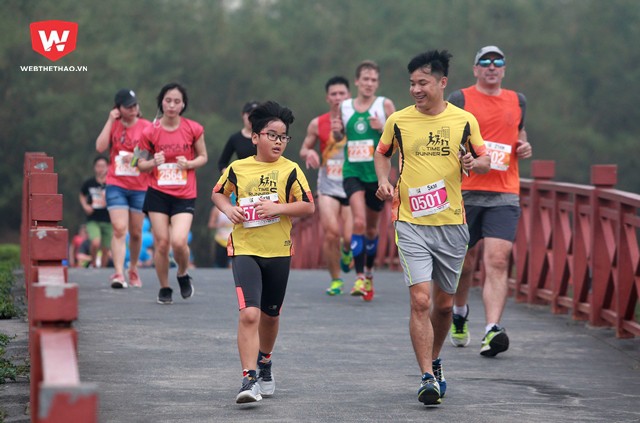 Việc phụ huynh chạy cùng với con cái của mình không chỉ giúp động viên, khích lệ tinh thần vượt qua khó khăn cho các runner nhí...