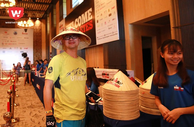 ...cùng các phần quà tặng rất ý nghĩa là những chiếc nón lá Việt Nam đến từ Ban tổ chức.
