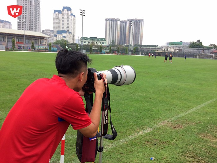 Ngay sau đó, cầu thủ gốc Quảng Trị liền chuyển ''mục tiêu'' sang HLV Hoàng Anh Tuấn và GĐKT Jurgen Gede đang trao đổi trong sân.