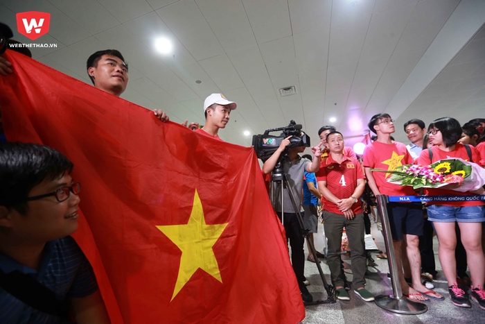 Chuyến bay đưa đội U20 VN từ Hàn Quốc hạ cánh xuống Nội Bài lúc 20h40' nhưng ngay từ 8h đã có rất nhiều CĐV với cờ, băng rôn đến sảnh chờ để đón các cầu thủ.