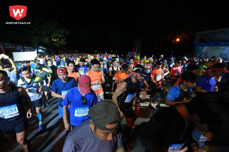 Đến 4h45 hơn 700 runner tranh tài tại nội dung 42km đã chính thức xuất phát.