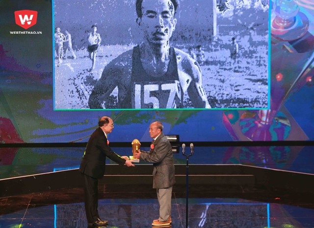 Ở hạng mục ''Thành tựu trọn đời'', cựu VĐV điền kinh nổi tiếng Bùi Lương đã được vinh danh bởi những đóng góp của ông cho nền thể thao nước nhà.