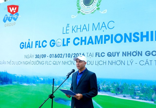 ông Kelly Cherkowski (Giám đốc Hệ thống sân golf FLC, Phó Trưởng Ban tổ chức Giải) tuyên bố khai mạc giải