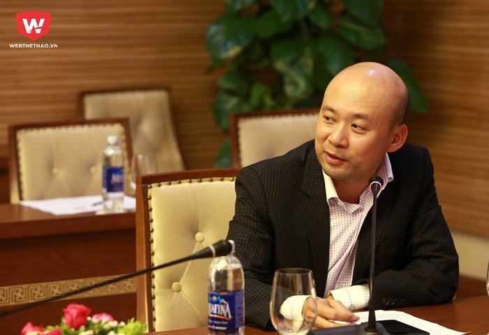 Ông Lưu Đức Quang (thành viên BTC) giải thích các điều luật của giải đấu.