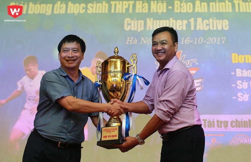 Ông Nguyễn Thượng Lâm (Đại diện Sở GD&ĐT Hà Nội) trao Cúp vô địch cho trưởng BTC giải.