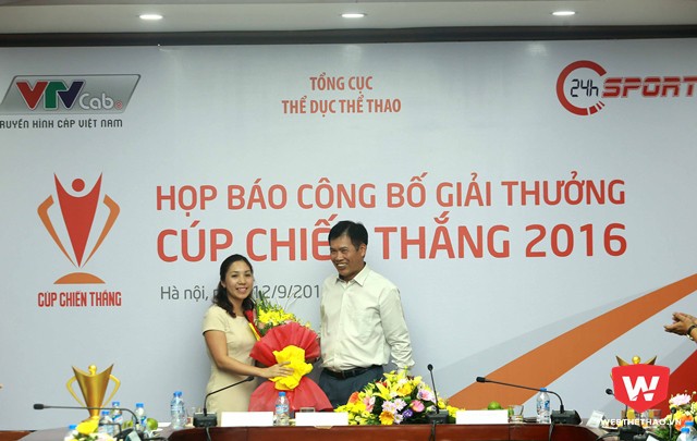 Cảm kích trước giá trị to lớn của giải thưởng Cúp Chiến thắng, ông Trần Đức Phấn đã thay mặt cho Tổng cục TDTT tặng bó hoa cho bà Nguyễn Thị Mỹ Dung cũng như gửi lời cảm ơn đến toàn thể mọi người có mặt tại buổi lễ