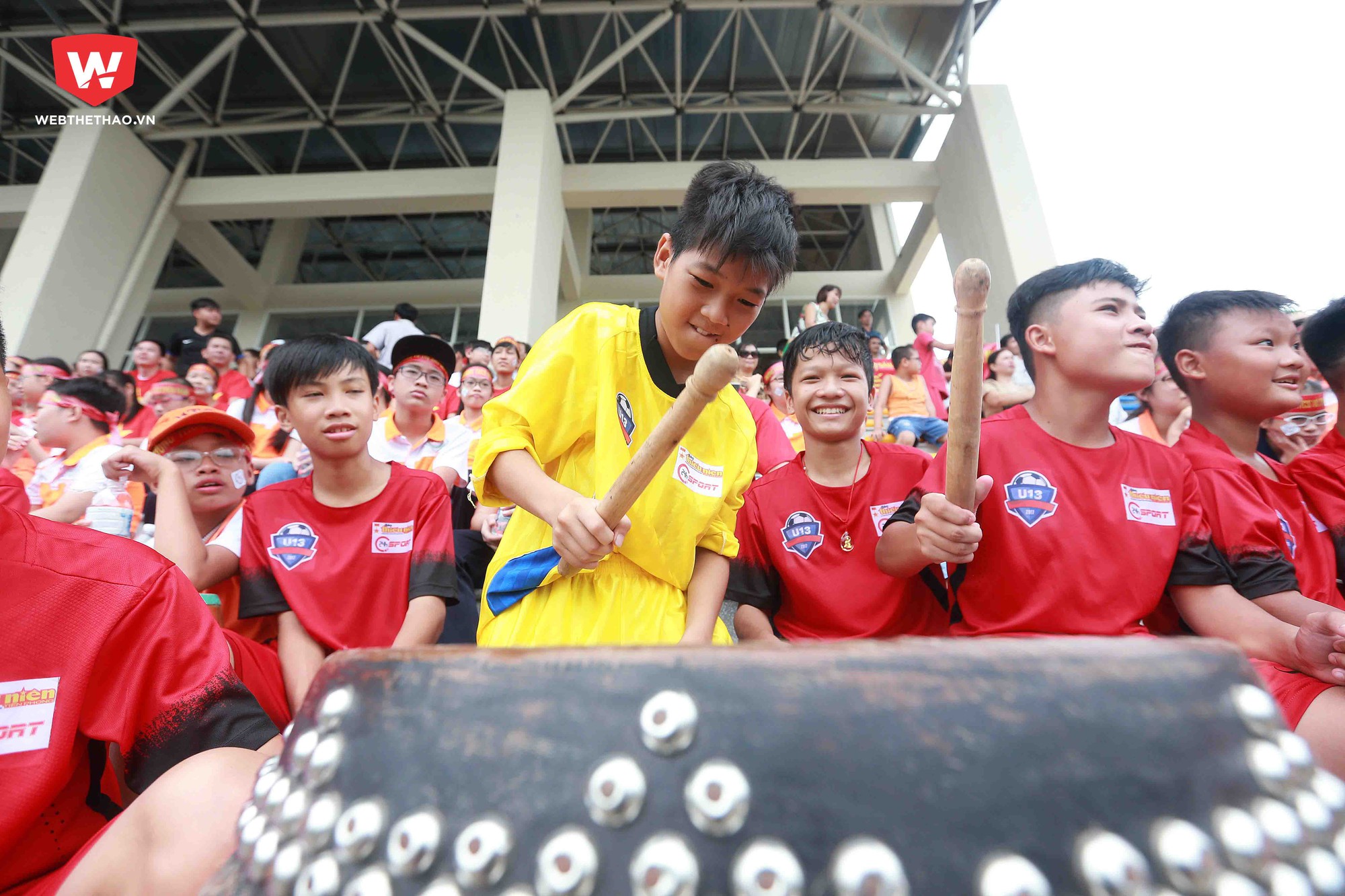 Chính những âm thanh này đã khiến cho khán đài sân bóng thuộc trung tâm đào tạo bsong đá trẻ Việt Nam luôn sôi động, rộn ràng trong suốt thời gian thi đấu của trận bán kết 2.
