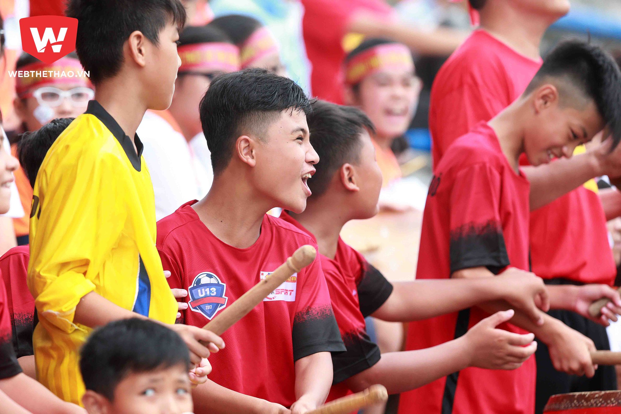 Không chỉ đánh trống, các cầu thủ Phú Đô mà trong đó có Đào Huy thì liên tục gào thét gọi tên hai đội bóng dưới sân khiến nhiều CĐV khác cũng cảm thấy rất ấn tượng.