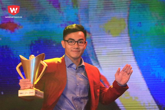 Phạm Phước Hưng là người mở màn trao giải thưởng của đêm gala với giải thưởng vận động viên được yêu thích nhất.