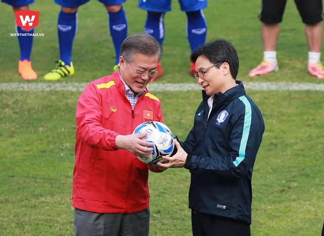 Sau đó, để tri ân tình cảm của ngài Tổng thống cùng phu nhân với bóng đá Việt Nam, PTT Vũ Đức Đam đã tặng hai trái bóng có đầy đủ chữ ký BHL cùng cầu thủ U23 VN cho ông...
