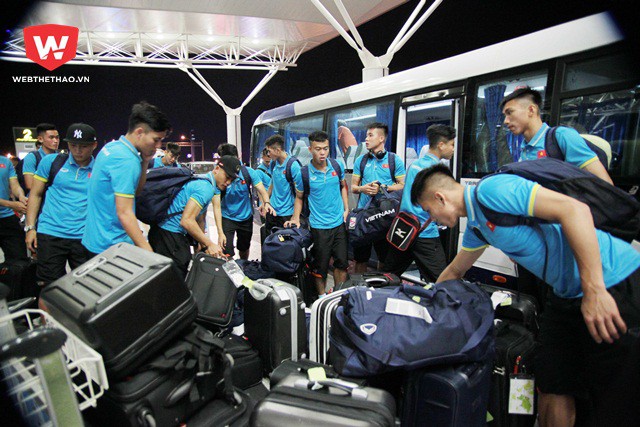 Mặc dù chuyến bay đưa thày trò HLV Hữu Thắng đi Hàn Quốc đến 23h mới cất cánh nhưng từ 20h toàn đội U22 cùng với đội bóng đá nữ VN đã có mặt tại sân bay Nội Bài.