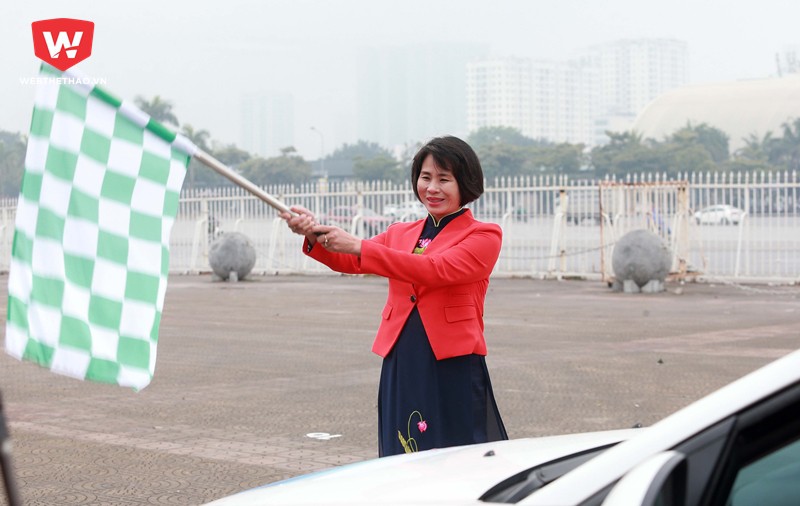 Bà Lê Thị Hoàng Yến phất cờ xuất phát cuộc đua.