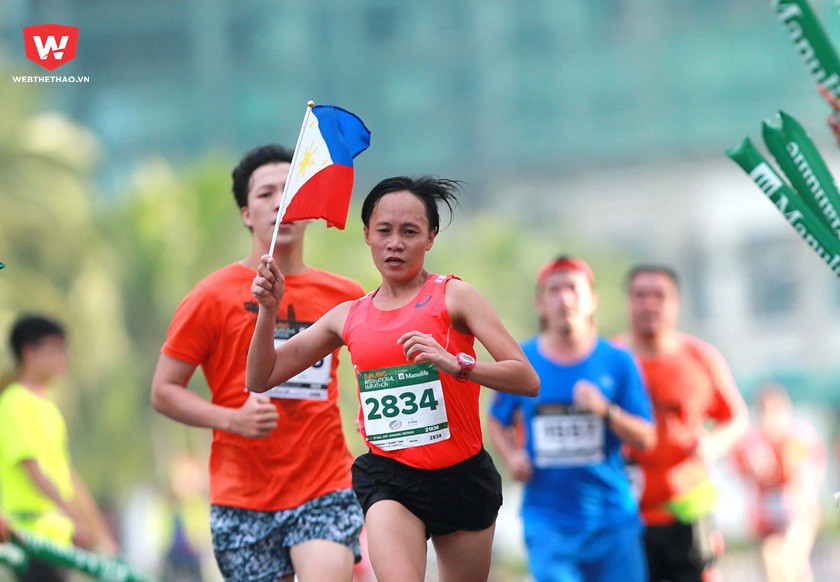 ...mà các ''bóng hồng'' còn thể hiện tình tình yêu quê hương tuyệt vời của mình như nữ runner người Philipine đây.