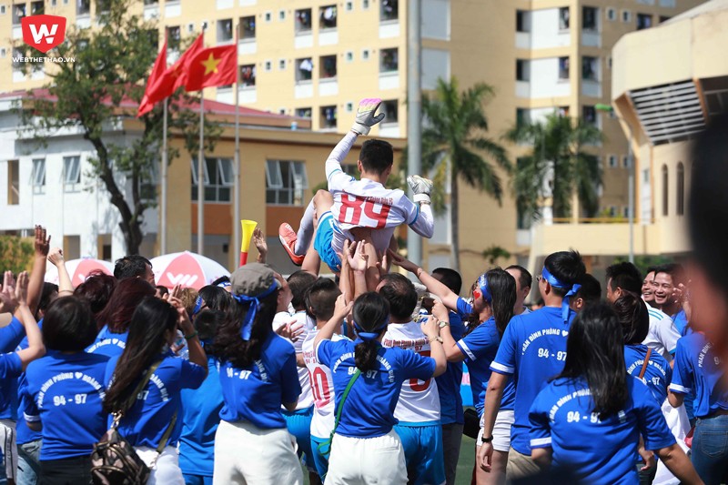 ...và không ngần ngại kông kênh thủ môn của họ khi anh đã xuất sắc cản phá đến 3 quả penaty từ đối thủ Bạch mai để góp công to lớn vào chức vô địch của Phùng Diệu.