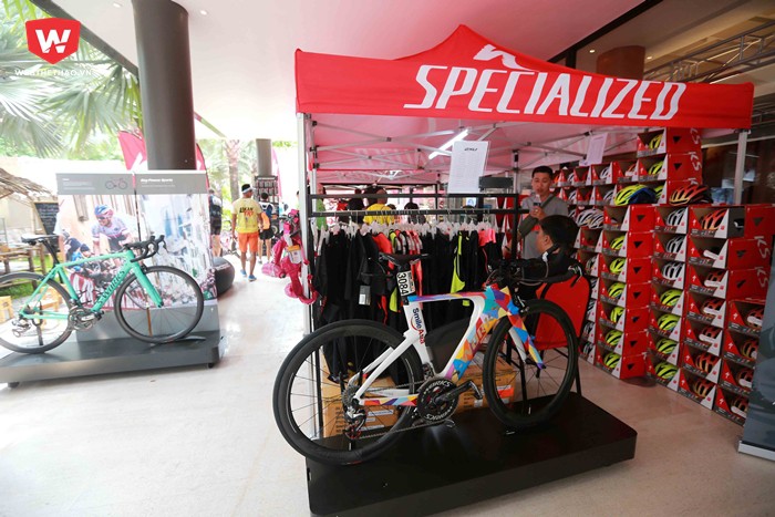 Tại trung tâm điều hành cuộc thi tại khu resort Hyatt (Đà Nẵng) có rất nhiều gian hàng của các hãng bán đồ thể thao, đặc biệt trong đó là quầy hàng của thương hiệu xe đạp nổi tiếng đến từ nước Mỹ Specialized.