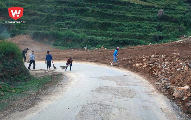 ...song song với sự giúp đỡ của các Đoàn viên thanh niên huyện Đoàn Đồng Văn quét dọn vệ sinh môi trường tại rất nhiều đoạn đường chạy đi 