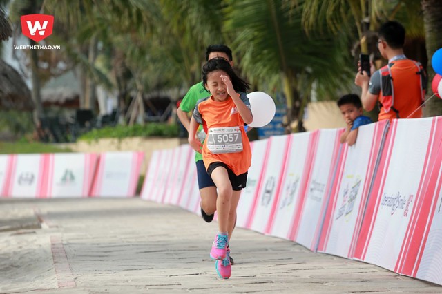 ...nhưng cũng có bạn thì luôn ''nhẵn mặt'' với các giải chạy như cô bé Lê Minh Anh này khi ngày hôm qua em cùng bố vừa ''nuốt'' trọn 5km tại LDR Half Marathon 2018...