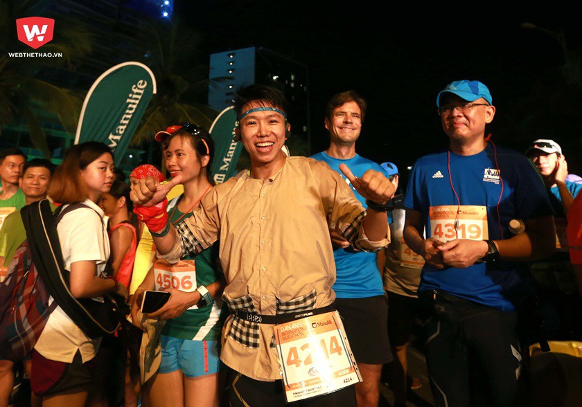 Giống như người bạn phương Bắc, runner đến từ quê hương Nam Bộ Hưng Võ lại ''thửa'' cho mình một bộ cánh đúng chất anh Hai để chinh phục quãng đường 42km đầy thách thức.