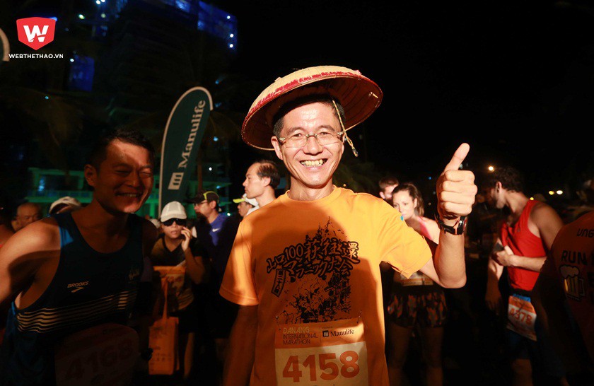 Hay như runner đến từ đất nước Phù Tang Takeyuki Yamamoto thì thu hút của mọi người bằng cách đội chiếc nón vô cùng lạ mắt để bắt đầu quãng đường 42km hành xác bản thân.