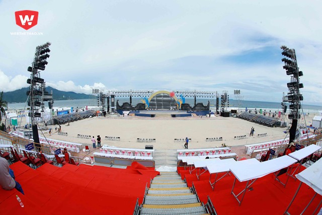 Điểm nhấn của địa điểm này là sân khấu chính phục vụ cho Lễ Khai mạc và Bế mạc của Đại hội đã được hoàn thiện 100%