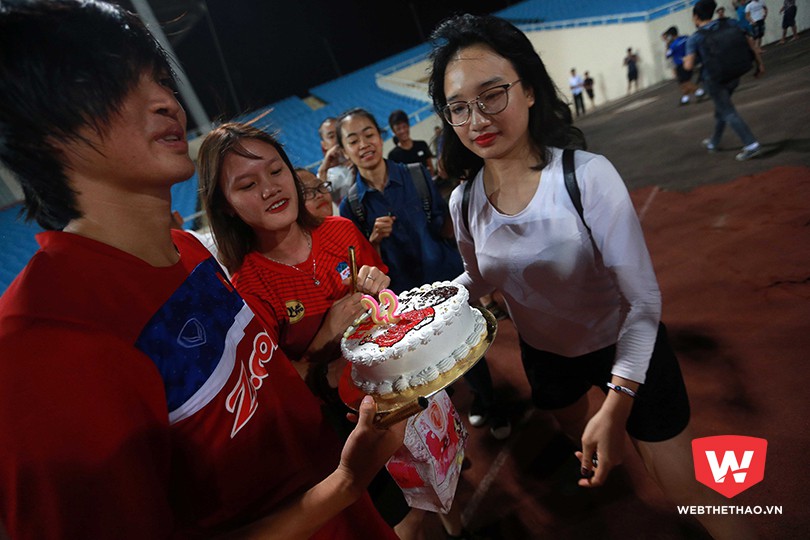 …tiền vệ Tuấn Anh đã rất bất ngờ khi được một nhóm fan nữ tặng bánh gato cho dù đến 16-5 mới đến sinh nhật chính thức của cầu thủ gốc Thái Bình