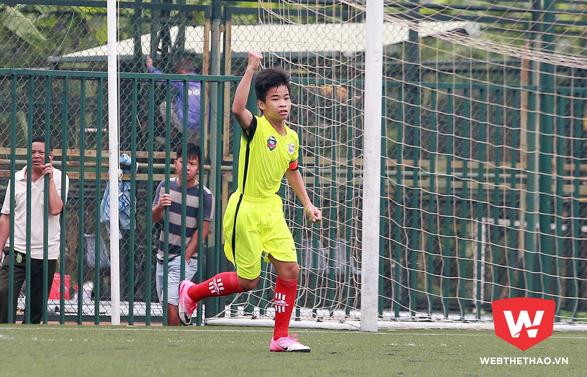 Đội trưởng của đội bóng đến từ TP Hồ Chí Minh đã thể hiện phẩm chất thủ lĩnh của mình với khả năng điều phối bóng, giữ nhịp trận đấu cùng khả năng săn bàn rất đáng nể.