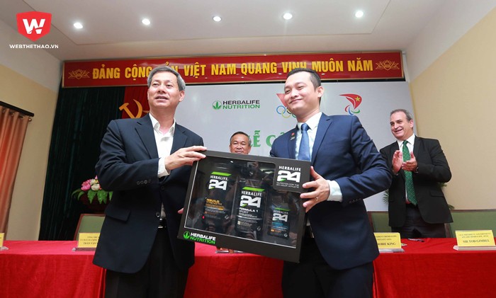 Ông Huy Phạm ( TGĐ Herbalife Việt Nam) trao sản phẩm tài trợ cho đại diện UB Olympic Việt Nam.
