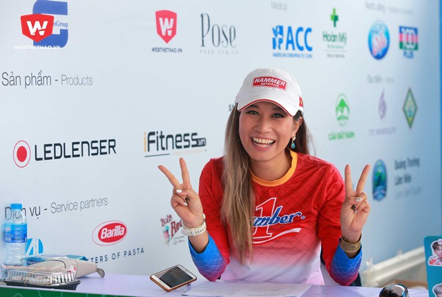 Không chạy nhưng nữ runner duy nhất của Việt Nam hoàn thành giải ultra marathon 4 Deserts Grand Slam cũng khiến nhieuf người phải chú ý đến vẻ đẹp rạng rỡ nhưng đầy sức mạnh của cô.