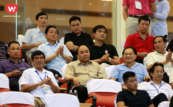 ...đặc biệt thày trò HLV Hữu Thắng còn nhận được sự khích lệ tinh tần rất lớn khi Thủ tướng Nguyễn Xuân Phúc đến dự khán trận đấu.