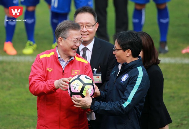 Đáp lại tình cảm đó, vị chính khách số 1 đất nước Kim Chi cũng tặng PTT Vũ Đức Đam một trái bóng có chữ ký của ông.
