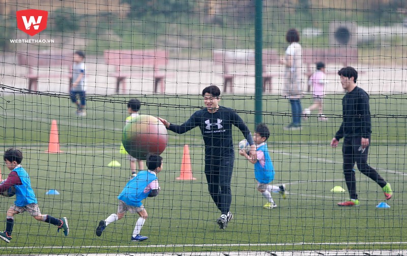 Ngay cạnh sân tập Yanmar sáng 6-12, đã xuất hiện một lớp học bóng đá cho các bé học sinh mầm non Việt Nam-Hàn Quốc với
