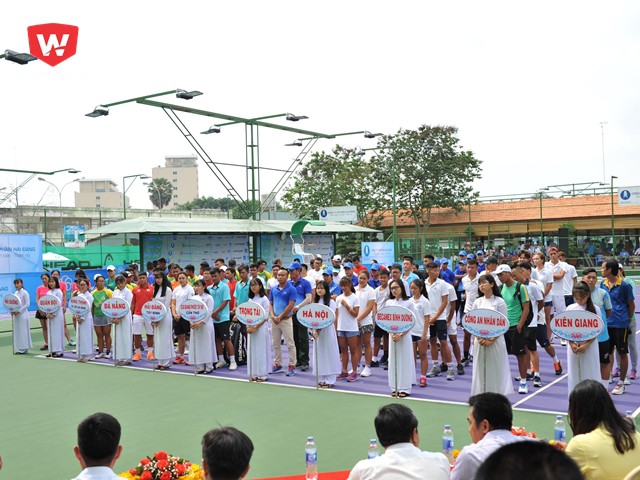 Các đội tham dự giải tại Lễ khai mạc.