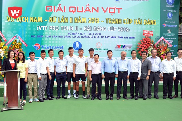 Hai ngôi sao Lý Hoàng Nam và Trịnh Linh Giang cùng chụp ảnh với các đại biểu trước khi bước vào thi đấu chính thức.