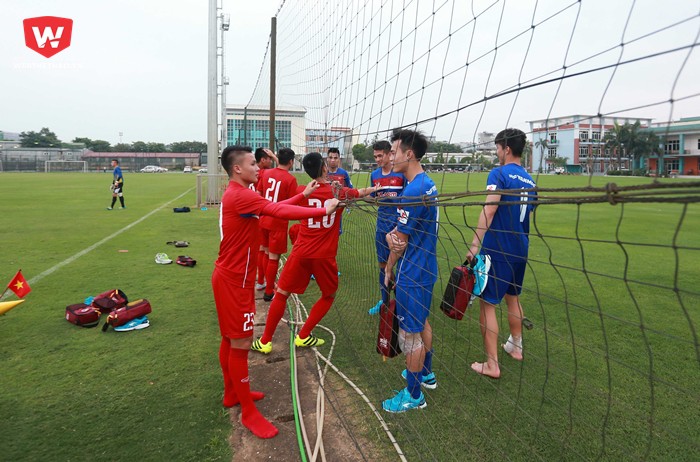 Thậm chí các chân sút như Quang Hải còn ''tâm sự'' với đàn anh Văn Toàn, Văn Kiên, Đức Huy....