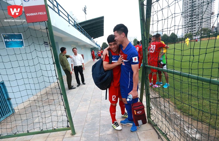 Nhưng có lẽ cảm động nhất chình những cái ôm, những lời động viên của các cầu thủ trưởng thành từ lò HAGL như Hoàng Nam không giấu được cảm xúc khi gặp lại người anh Công Phượng...