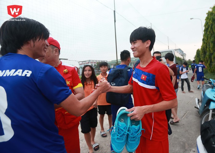 Họ dành cho nhau những lời hỏi thăm sức khỏe, công việc...nhưng quan trọng hơn cả đó là những lời động viên cố gắng thi đấu vì màu cờ sắc áo, cống hiến hết mình cho đội tuyển để không phụ sự mong đợi của NHM nước nhà.