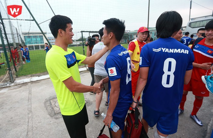 Hay một trợ lý của HLV Hoàng Anh Tuấn còn bắt tay động viên một cầu thủ đội U22 VN.