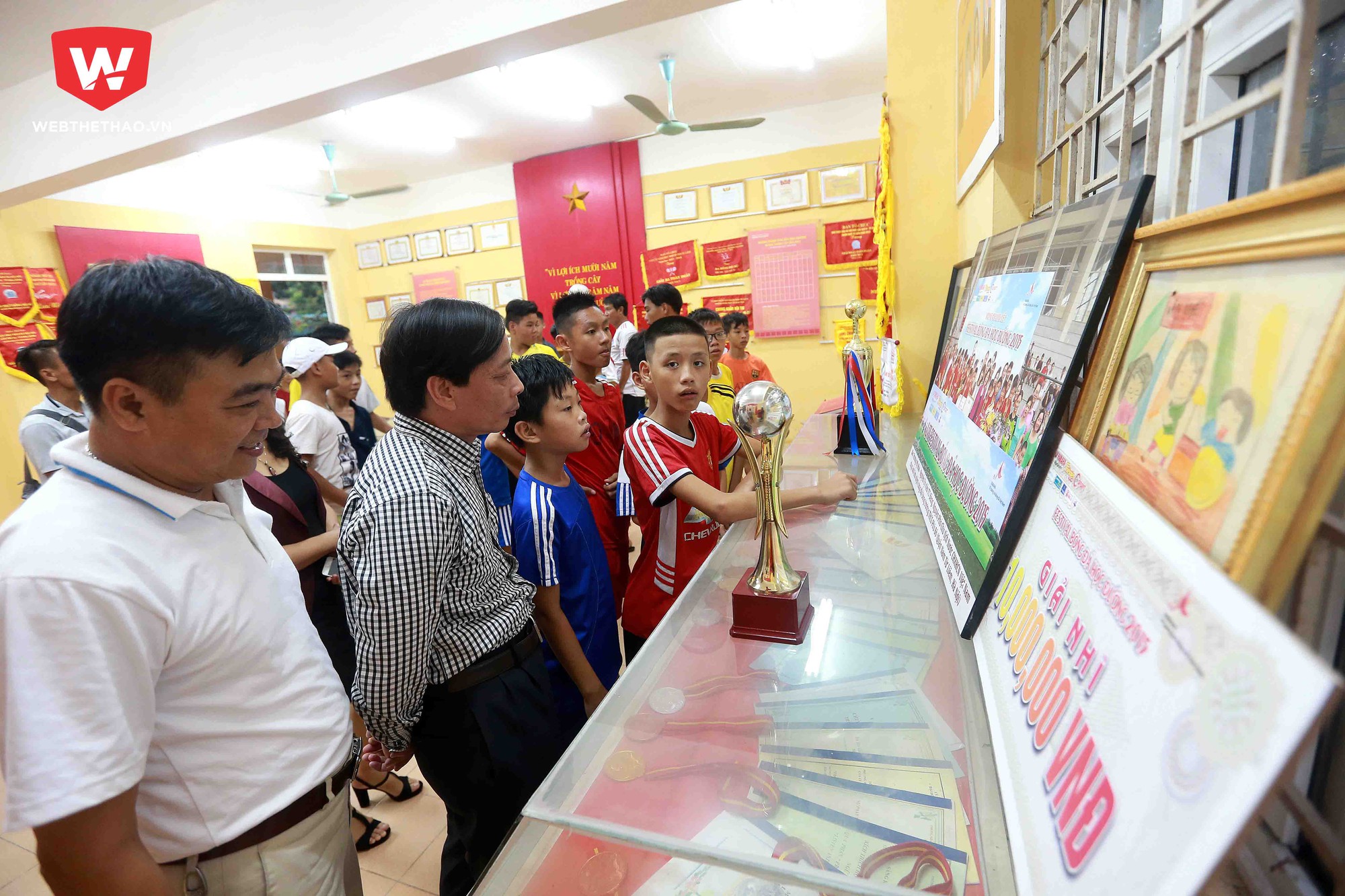 Sau đó tất cả các em đã được đi thăm phòng truyền thống của trường THCS Phú Đô, nơi lưu giữ rất nhiều kỉ niệm đẹp về đội bóng Phú Đô trong những lần tham dự Festival bóng đá học đường trước.